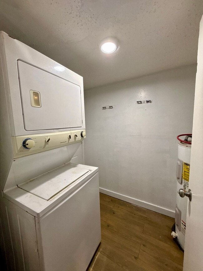 Building Photo - Affordable 3 Bedroom Single Family Home with Big Rooms!