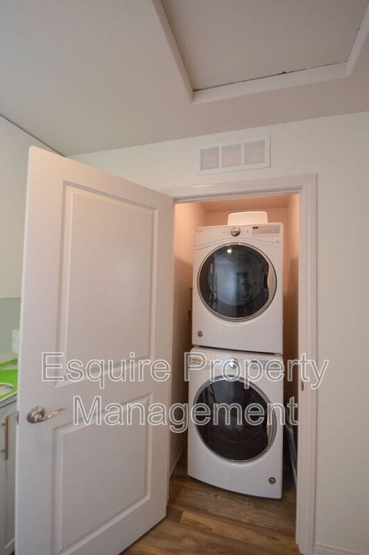Building Photo - 370 Serra St