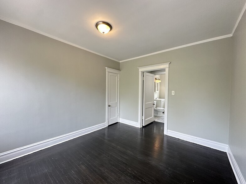 Building Photo - 4301 W Wrightwood Ave