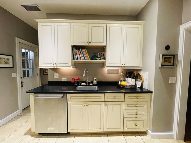 Building Photo - 805 2nd St N