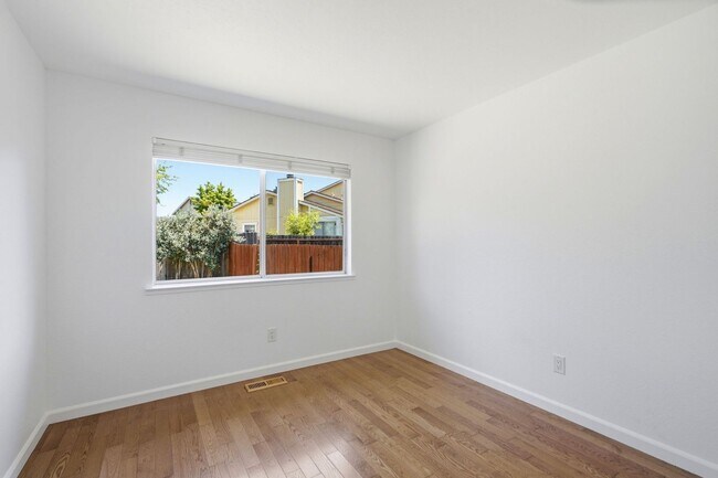 Building Photo - Remodeled 2 Bed, 2 Bath Townhouse in Petaluma's Morningstar Community