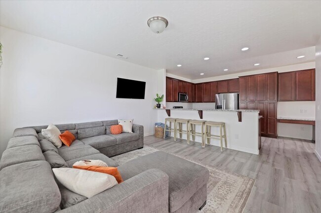 Building Photo - 5720 Cherry Ln