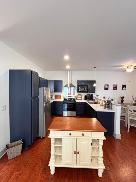 Building Photo - 420 Veritas St