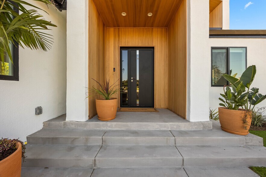 Building Photo - 212 W 64th St