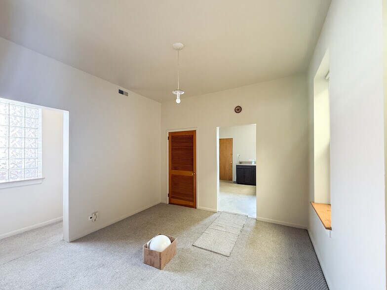 Building Photo - 839 S Carpenter St