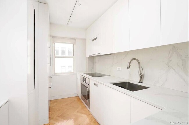Building Photo - 153 E 57th St
