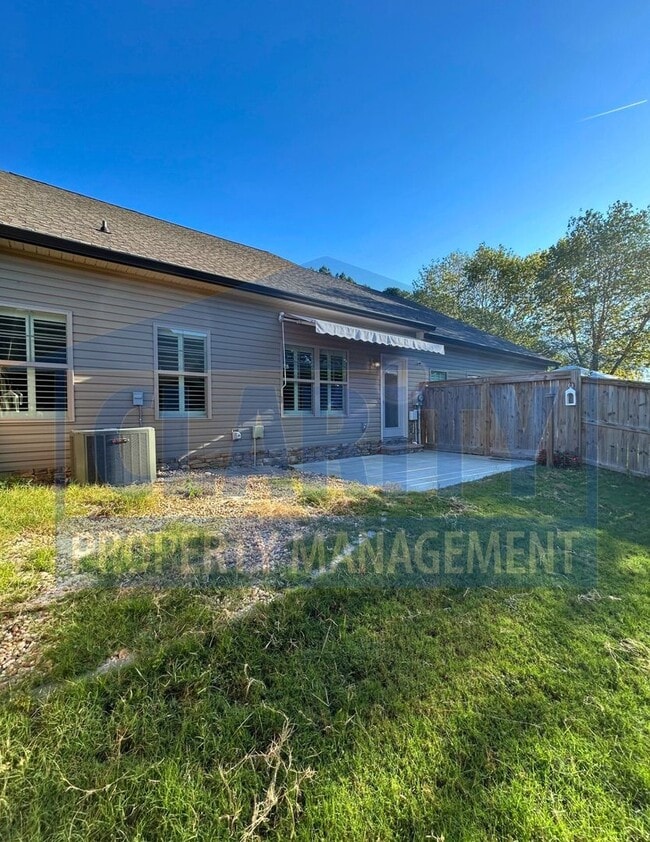 Building Photo - Single-level two bedroom townhome!