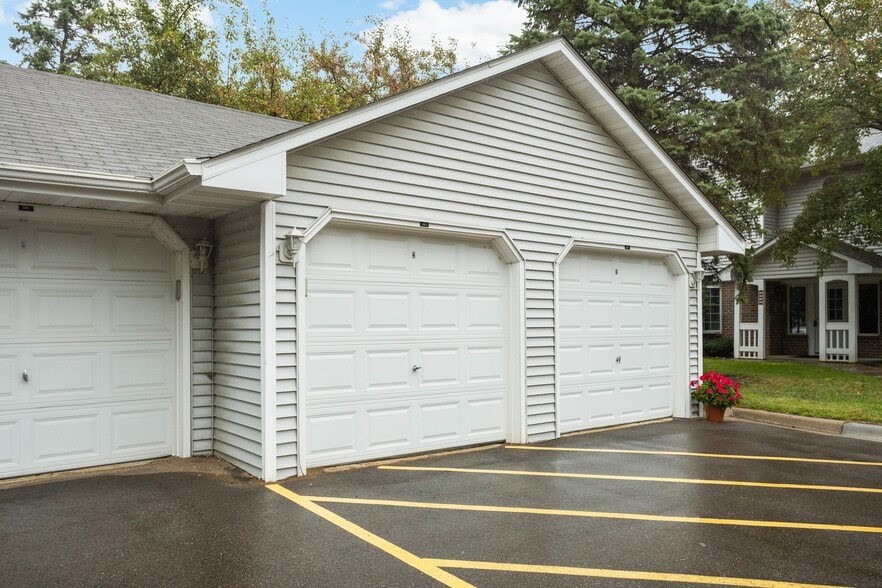 Building Photo - 3584 Blue Jay Way