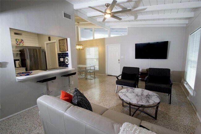 Building Photo - 2832 Bay St