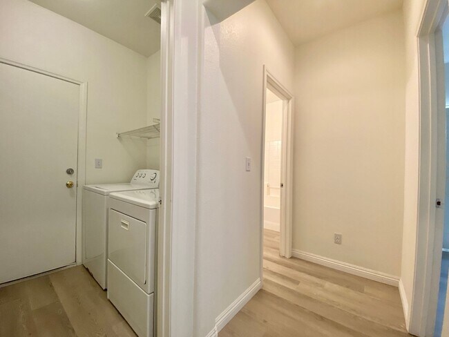 Building Photo - Nice two-story single family house with 3 bedrooms and 2 baths
