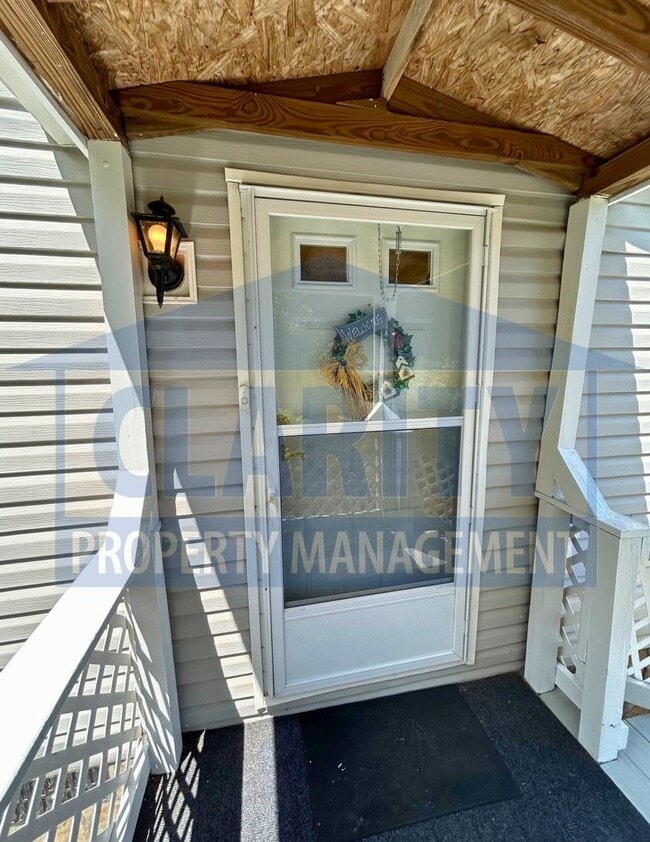 Building Photo - Three bedroom home w/ screened in porch!