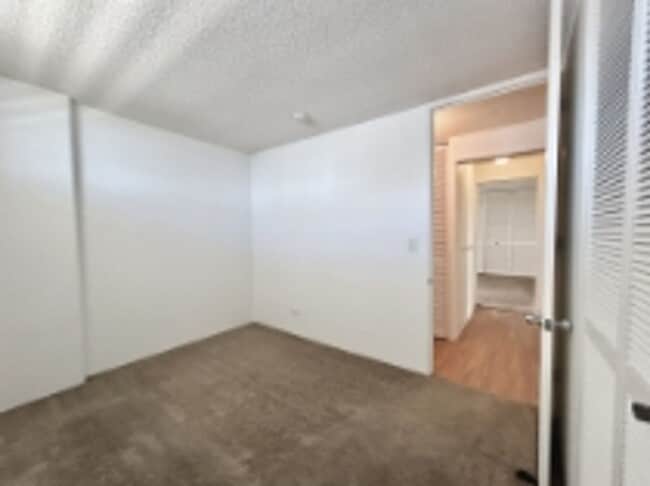 Building Photo - Beautiful golf course views from this Salt Lake - Moanalua condo!