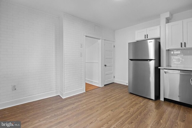 Building Photo - 34 E Hendrickson Ave