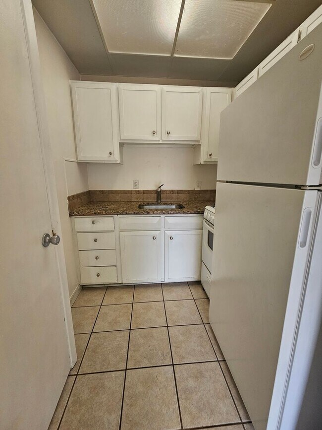 Building Photo - Highlands Adorable 1 Bedroom Apartment in ...