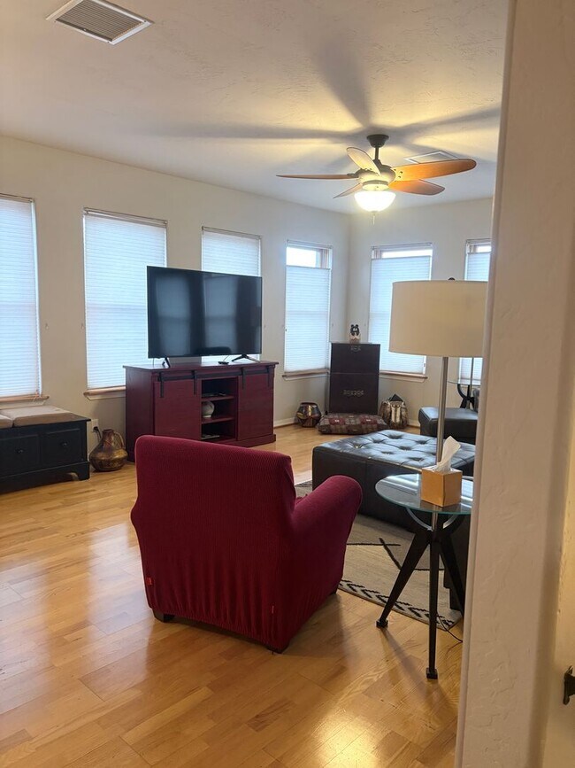 Building Photo - Fully furnished townhome