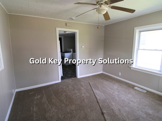 Building Photo - 2 BR 1 BA House with New Carpet and Paint ...