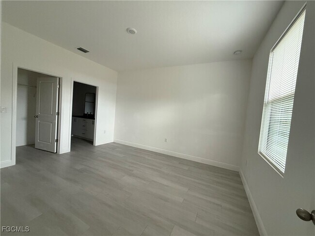 Building Photo - 6018 Acorn Cir