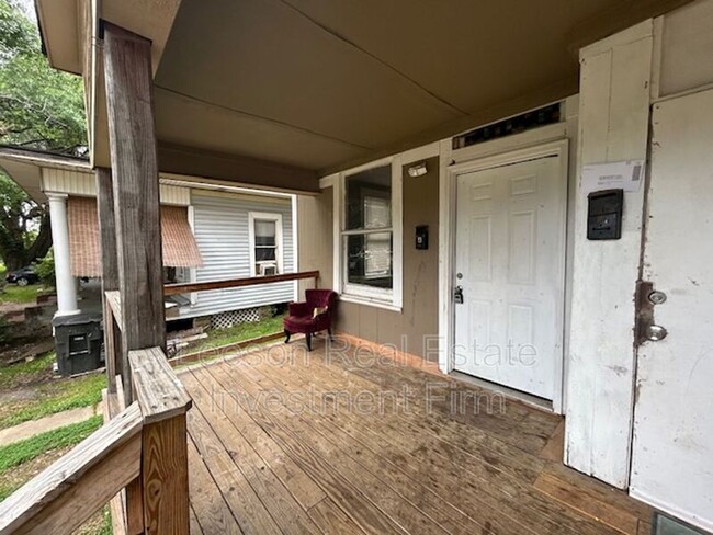 Building Photo - 426 Merrick St