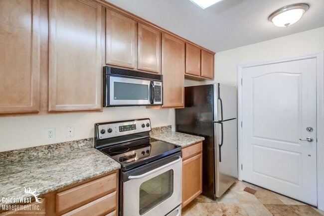 Building Photo - Charming 1Bdm 1Ba Coastal Condo in Pacific Beach!