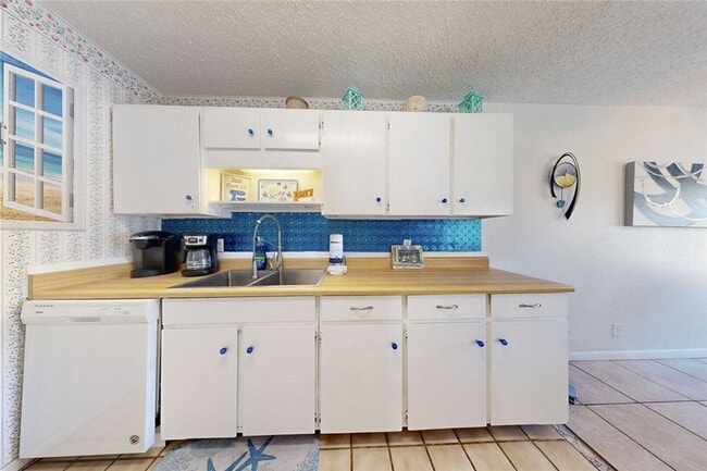 Building Photo - 15005 Windward Dr