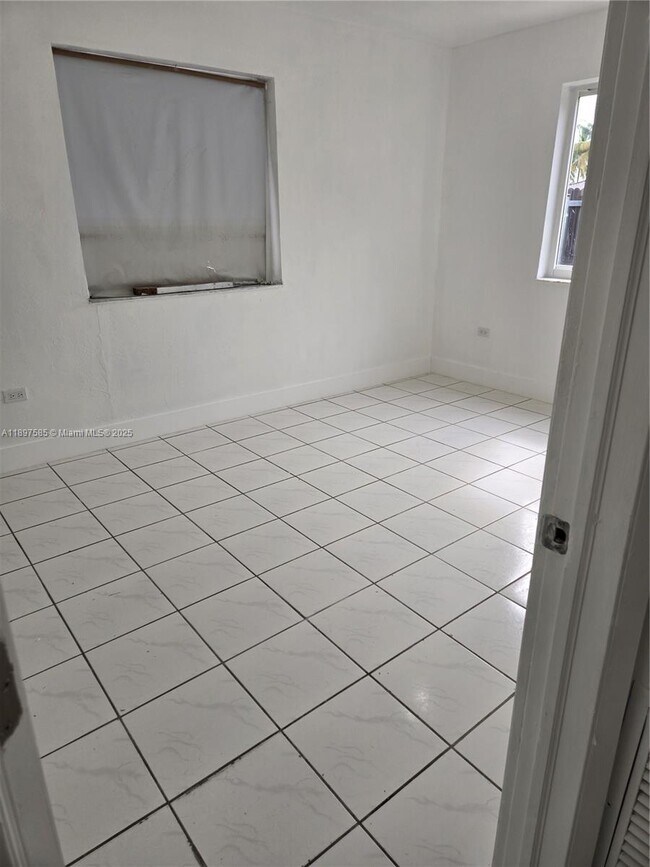 Building Photo - 310 SW 69th Ave