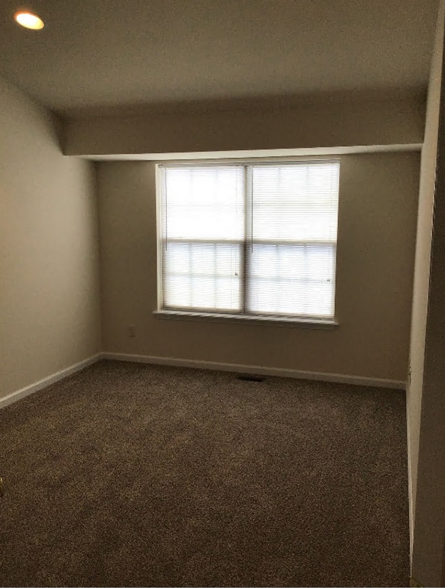 Building Photo - 3-bedroom, 2.5-bathroom Townhome