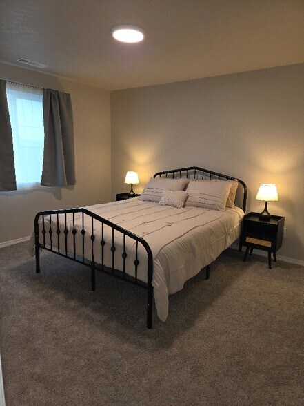 Building Photo - 600 Van Wy