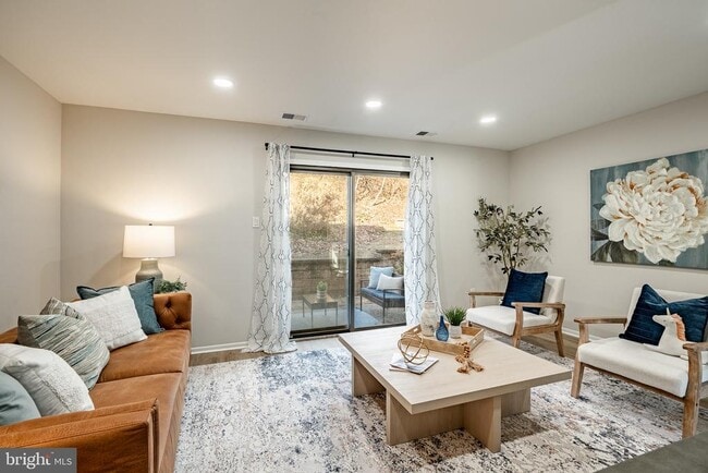 Building Photo - 233 Holly Dr