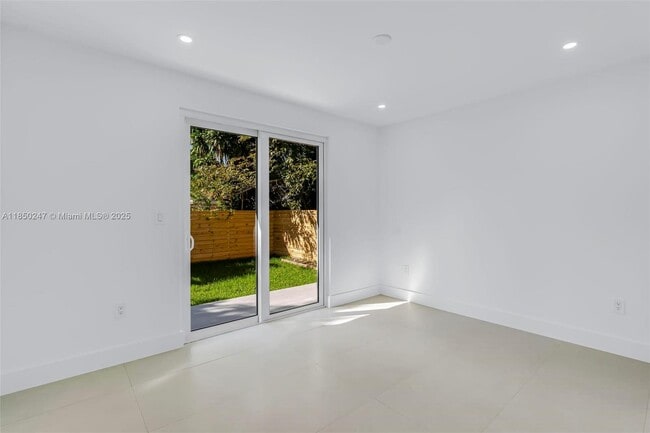 Building Photo - 524 NE 65th St