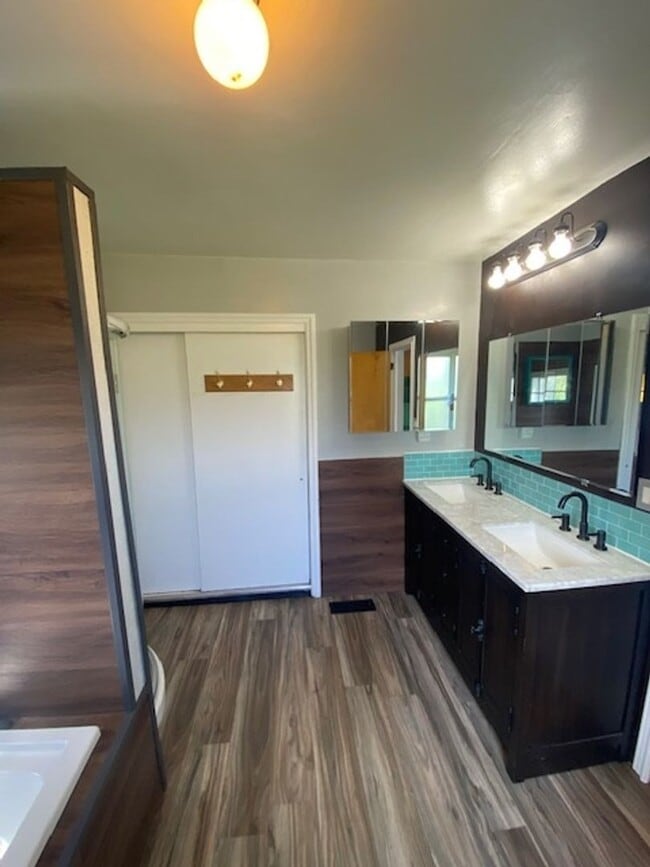 Building Photo - Charming 2 Bedroom Home with River Views i...