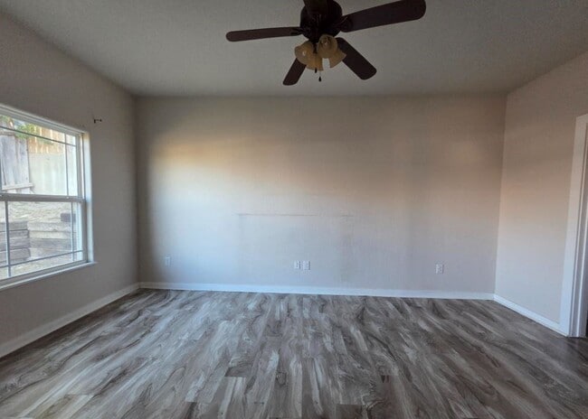 Building Photo - 205 Ivy Ln