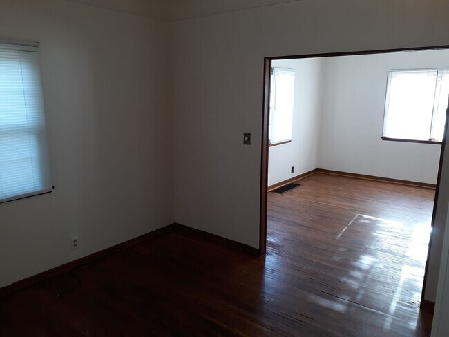 Building Photo - 2 Bedroom House, W/D, Fenced Yard, Porch, ...