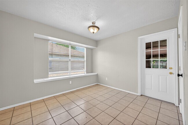 Building Photo - 2310 Woodwind Dr