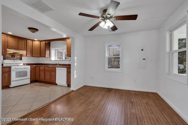 Building Photo - 1708 Lake Dr