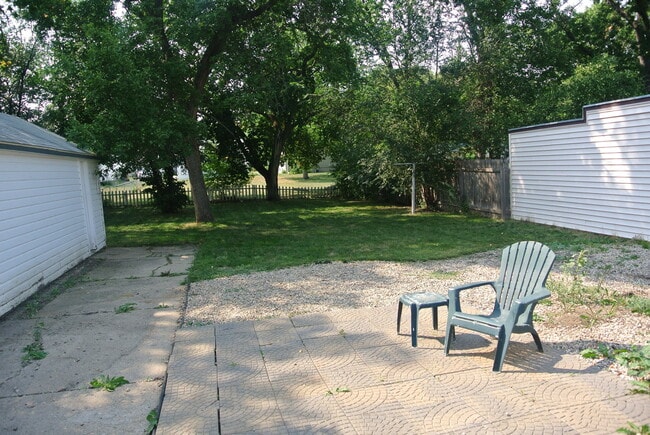 Building Photo - 2 Bedroom House!