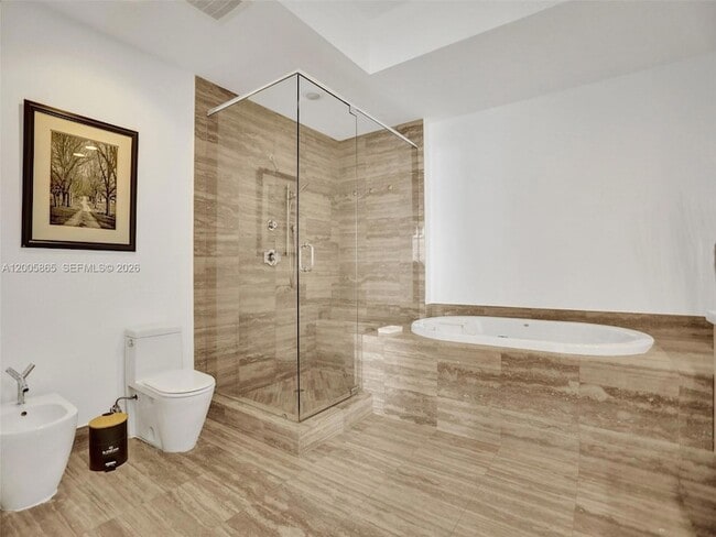 Building Photo - 15901 Collins Ave