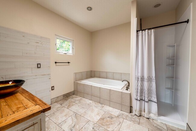 Building Photo - Beautiful Southside Adobe on Vuelta Colorada