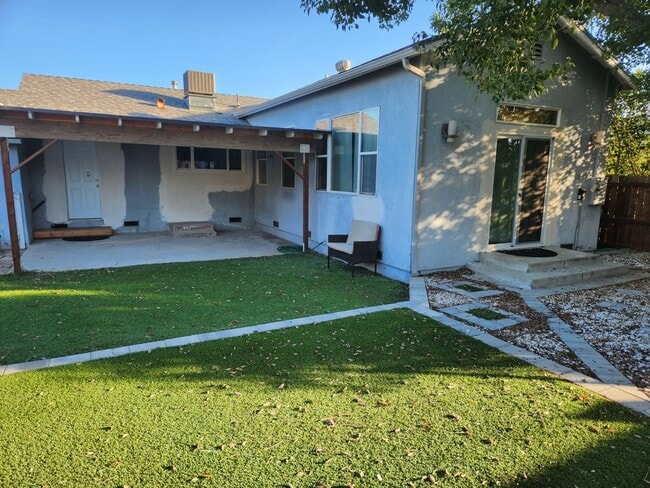 Building Photo - 5709 Enfield Ave