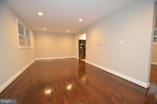 Building Photo - 5200 Kings Park Dr