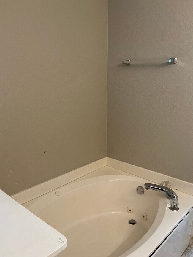 Building Photo - 3 Bedroom 2 Bath House