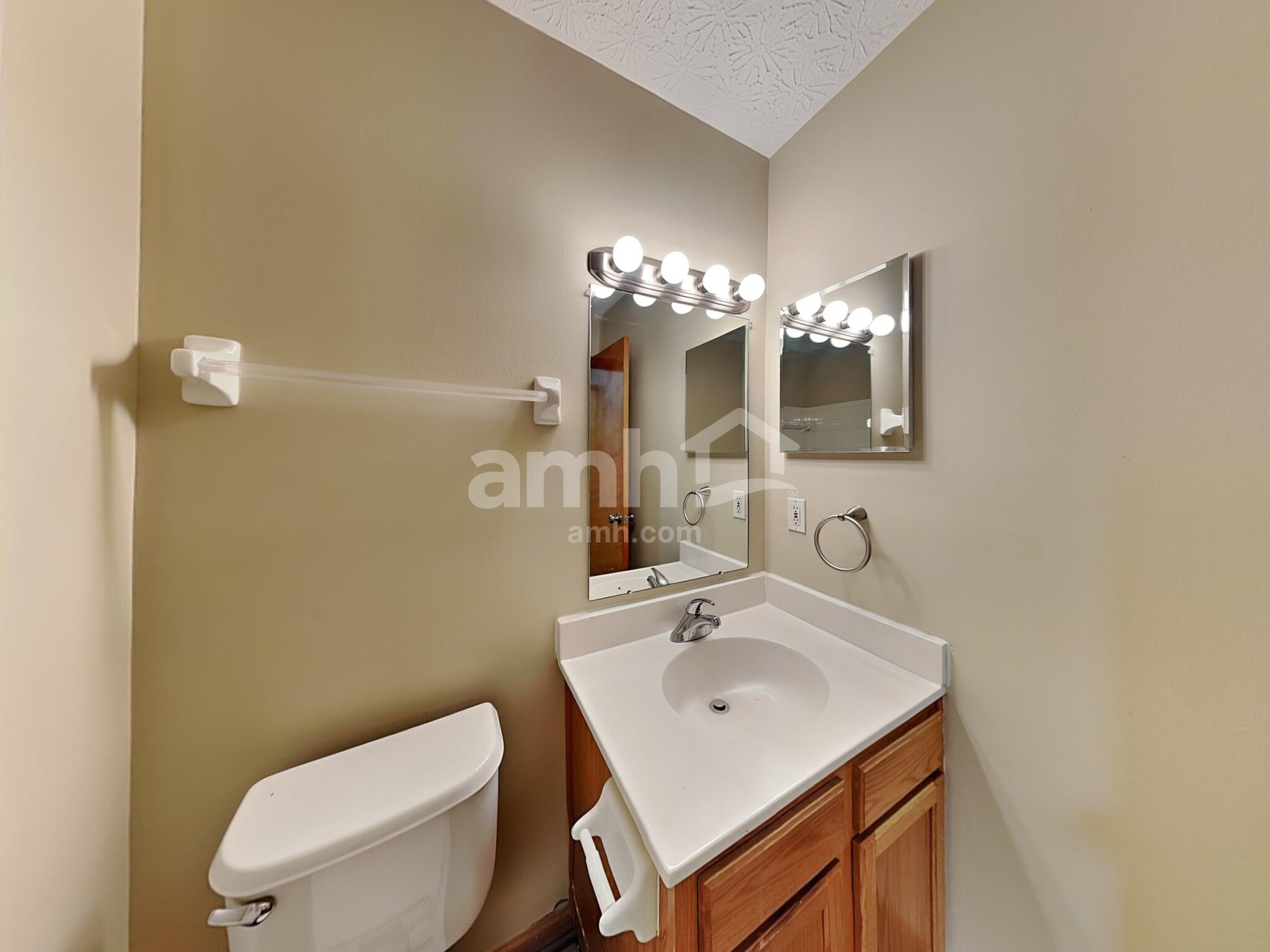 Building Photo - 555 Allis Pl E
