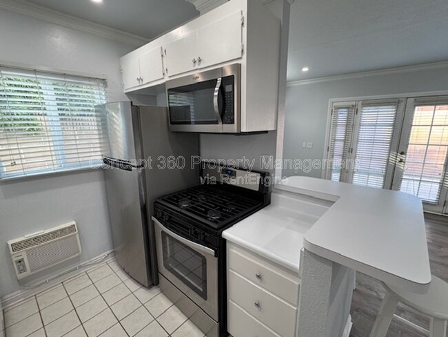 Building Photo - 2061 Lomina Ave