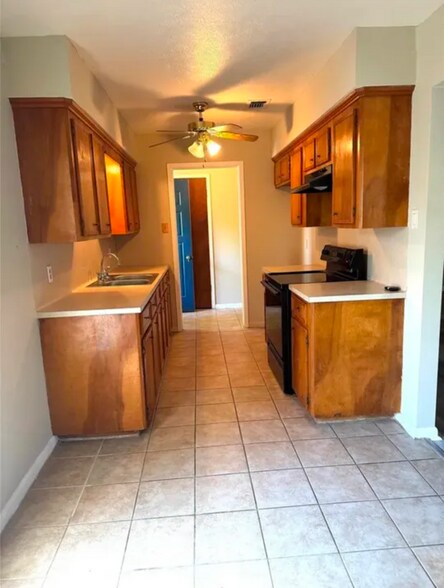 Building Photo - 3001 Brook Dr