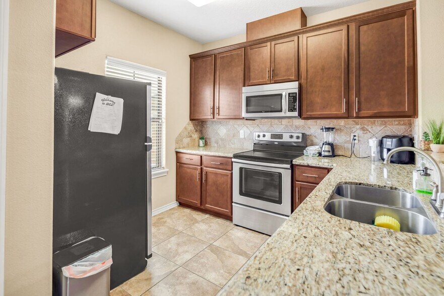 Building Photo - AUGUST PRE-LEASE Spacious 3 Bedroom 2.5 Bathroom Townhome with Covered Parking