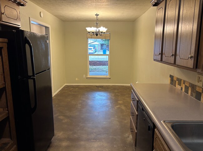 Building Photo - 3 bedroom 2 bath Edmond Duplex