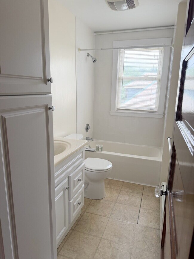 Building Photo - Spacious 2 Bedroom, 1 bath in prime Quincy location!