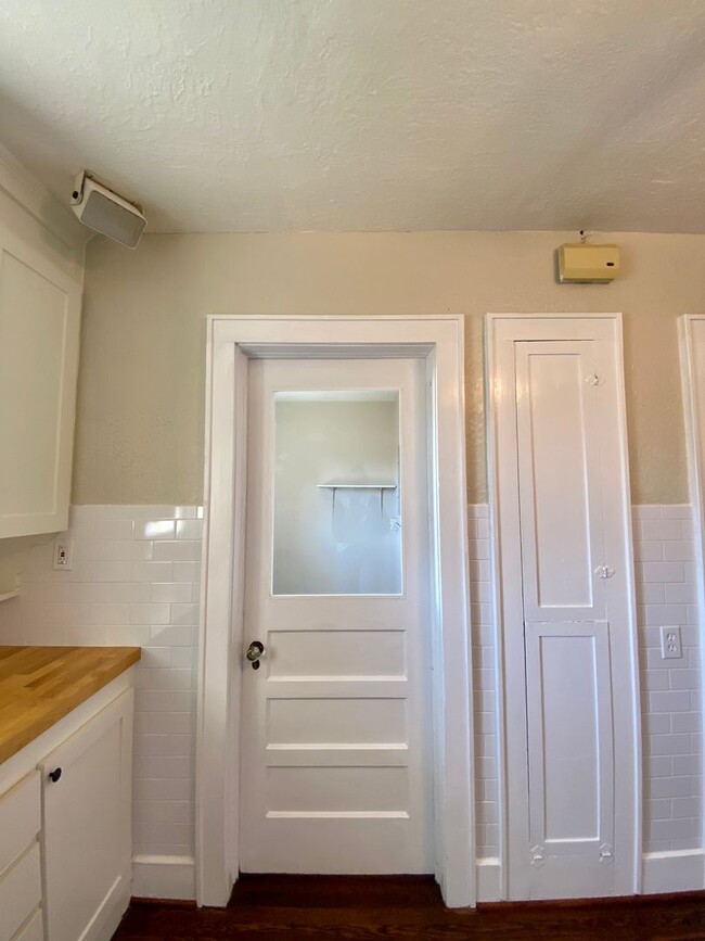 Building Photo - 2 bed/1 bath Upstairs Duplex with Private ...