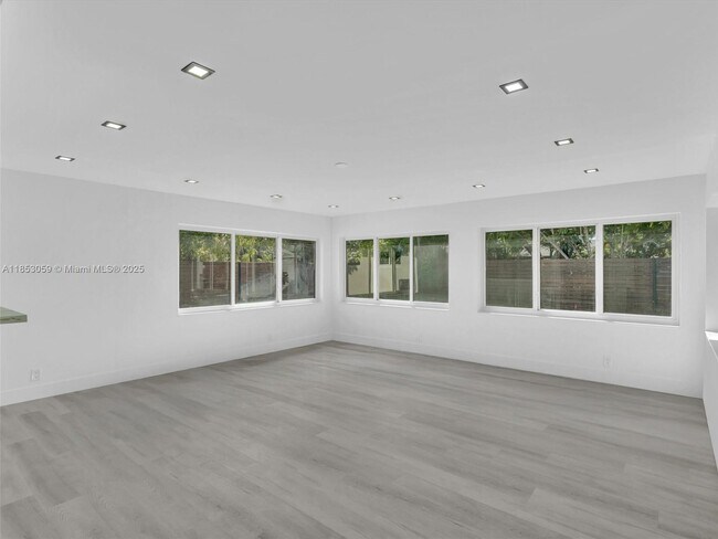 Building Photo - 2048 SW 37th Ave