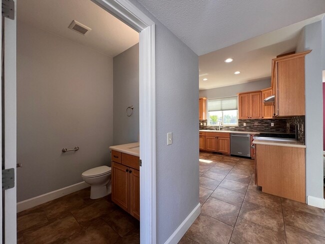 Building Photo - FANTASTIC 2 STORY HOME, 3 bedroom, 2.5 bat...