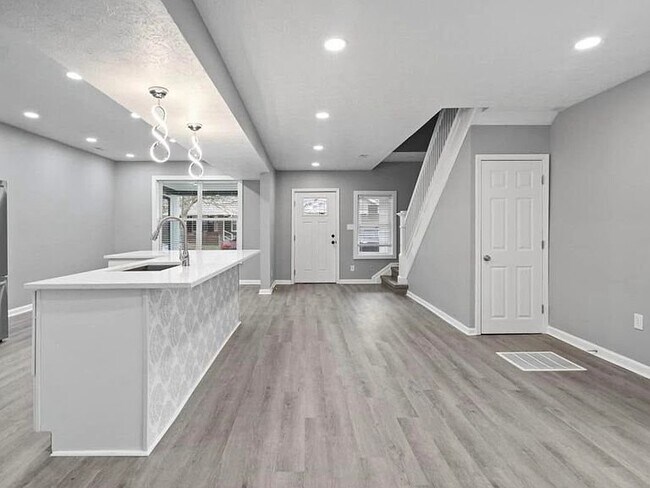 Building Photo - 846 N Parker Ave
